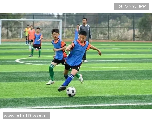 小孩儿与足球明星的奇妙邂逅梦想与激情交织的瞬间